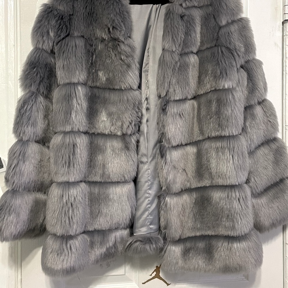Faux fur jacket in a silver grey color. By: Prettylitlething